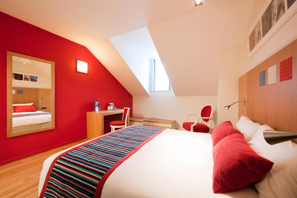 Postel nebo postele na pokoji v ubytování Hôtel Mercure Vittel