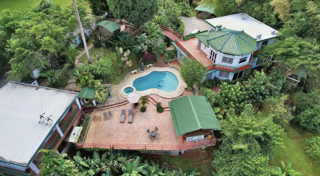 Bazén v ubytování Pancho's Paradise - Rainforest Guesthouse with Pool, Gazebo and View nebo v jeho okolí