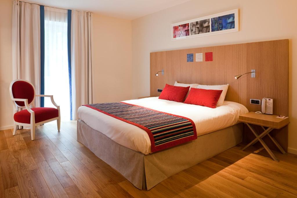 Postel nebo postele na pokoji v ubytování Hôtel Mercure Vittel