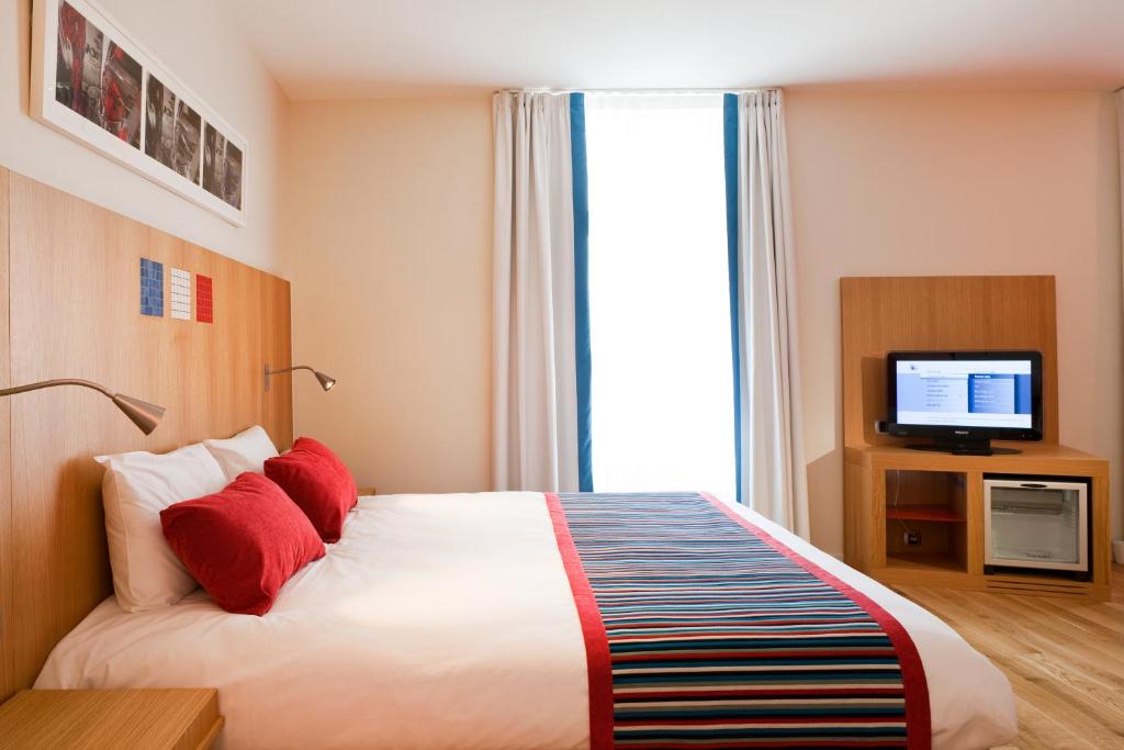 Postel nebo postele na pokoji v ubytování Hôtel Mercure Vittel