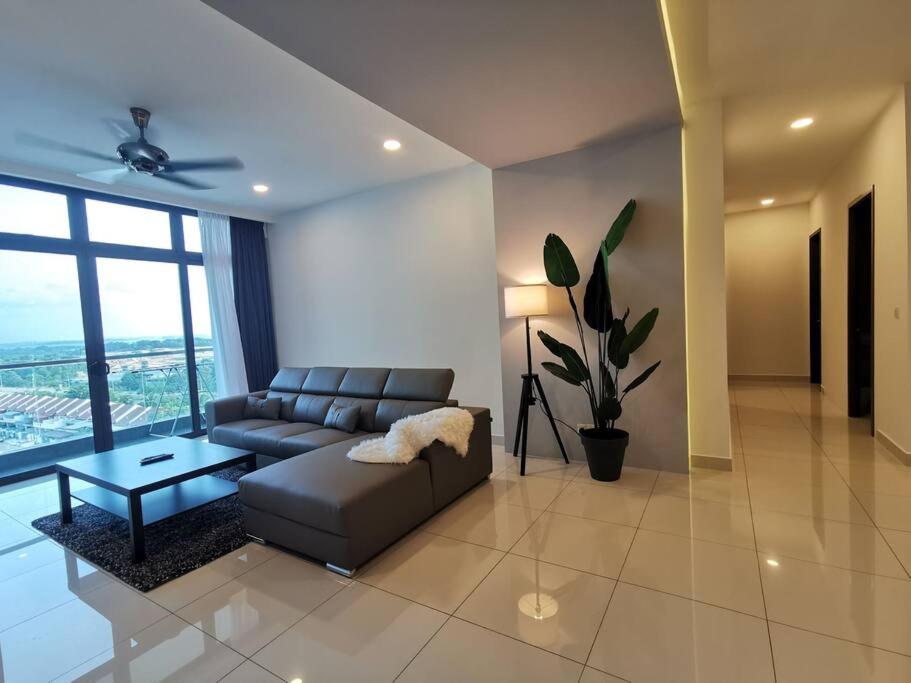 Seating area sa Grand Suites 4BR 12Pax Gathering First Choice WIFI NETFLIX!! 60"TV By STAY