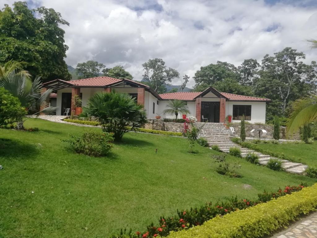 uma casa com um relvado em frente em verde menta casa campestre em Rivera
