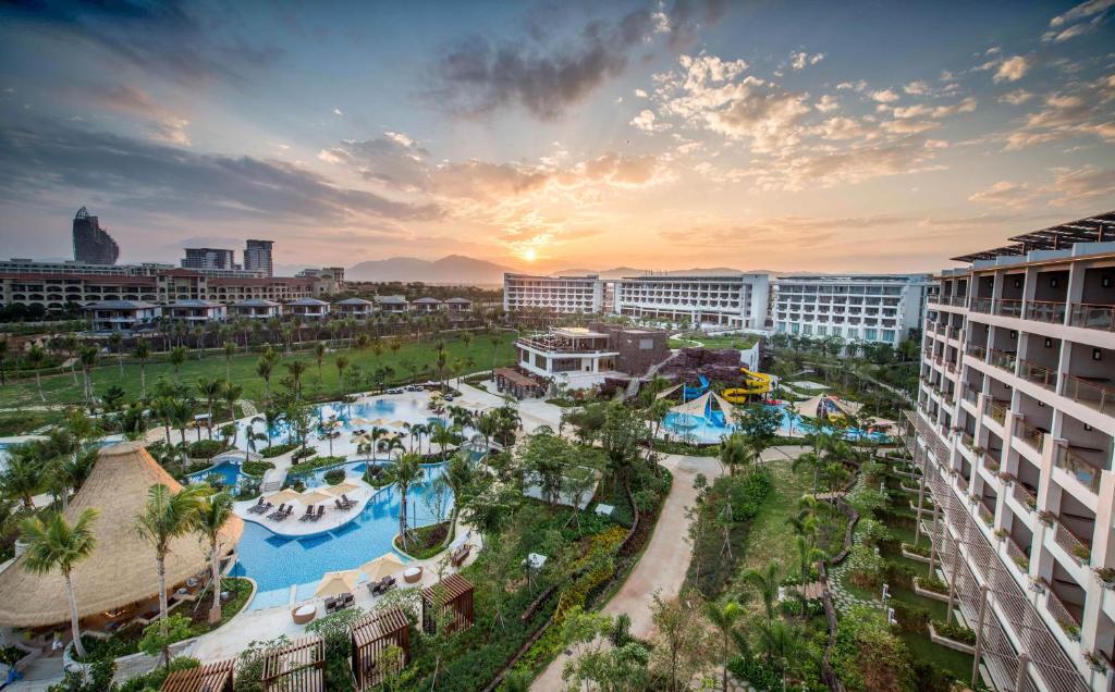 vista aerea di un resort con piscina di Shangri-La Sanya a Sanya