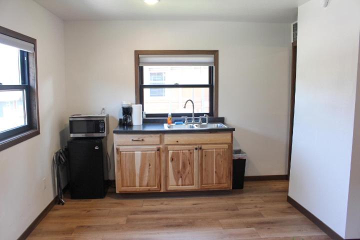 una cocina vacía con fregadero y ventana en Cabin 4 at Horse Creek Resort en Rapid City