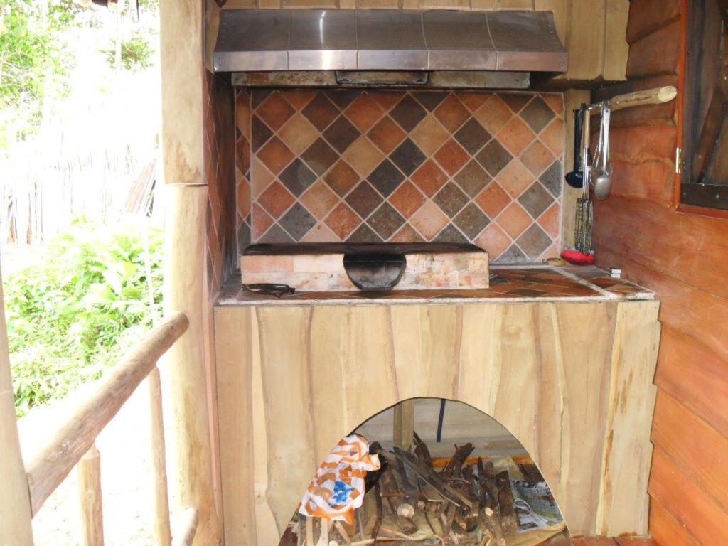 Кухня или мини-кухня в Log Cabin in Tinamaste Valley, Habacuc Woods, BARÚ
