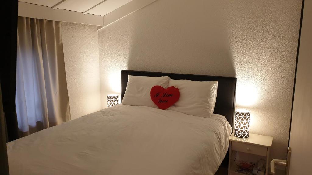 Postel nebo postele na pokoji v ubytování Vakantie appartement BePinay15