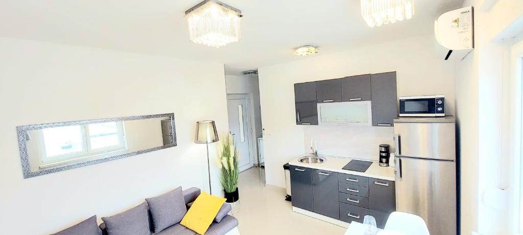 Kuchyňa alebo kuchynka v ubytovaní Apartment Seaside Mireja
