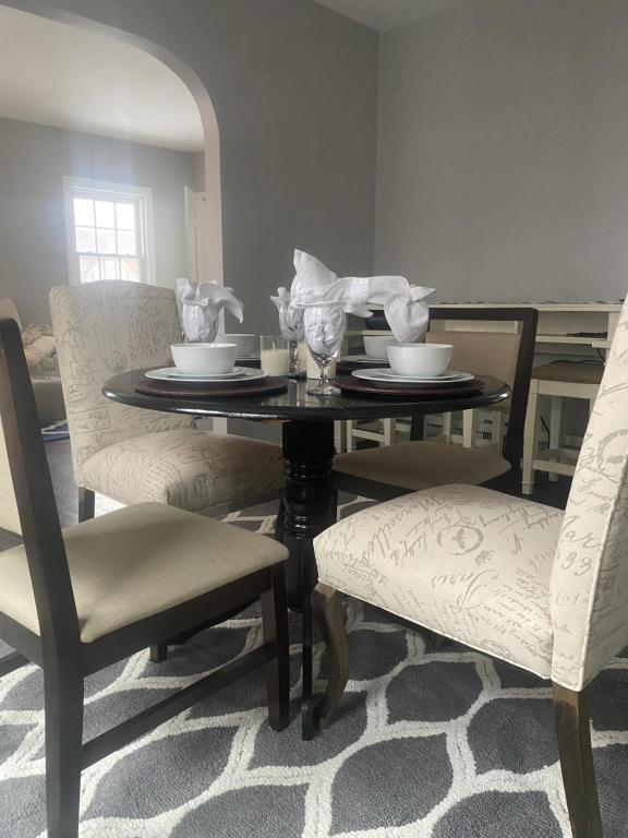 Peaceful Duplex, Upstairs Apt 2bedrooms Pets Welcome with fee Family Friendly - Appartement De Deux Chambres
