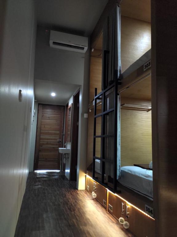Hastina Hotel Lombok - Litera En La Habitación Del Dormitorio Masculino