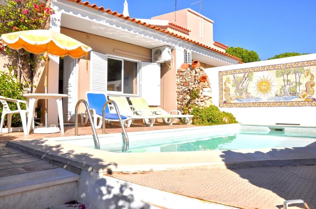 Stylish and well-equipped, private pool, close to amenities, free AC and Wifi