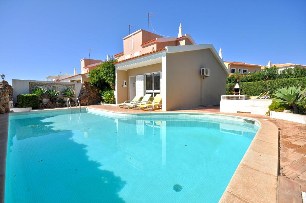 Stylish and well-equipped, private pool, close to amenities, free AC Wifi