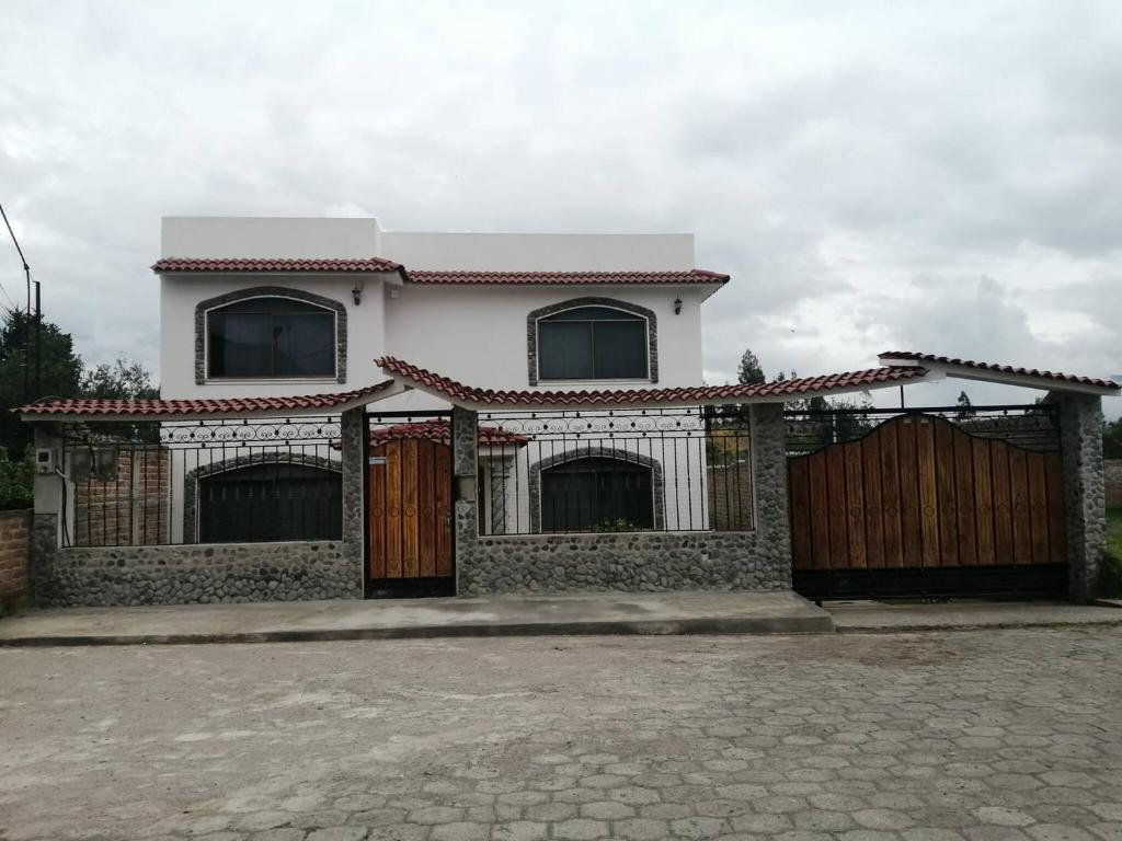 里奧班巴的住宿－Casas Danadri, Como En Casa，白色的房子,有门和栅栏
