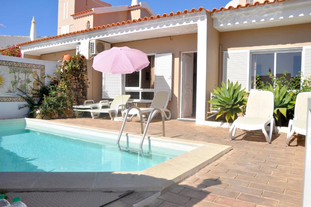 Stylish well-equipped, private pool, close to amenities, free AC Wifi