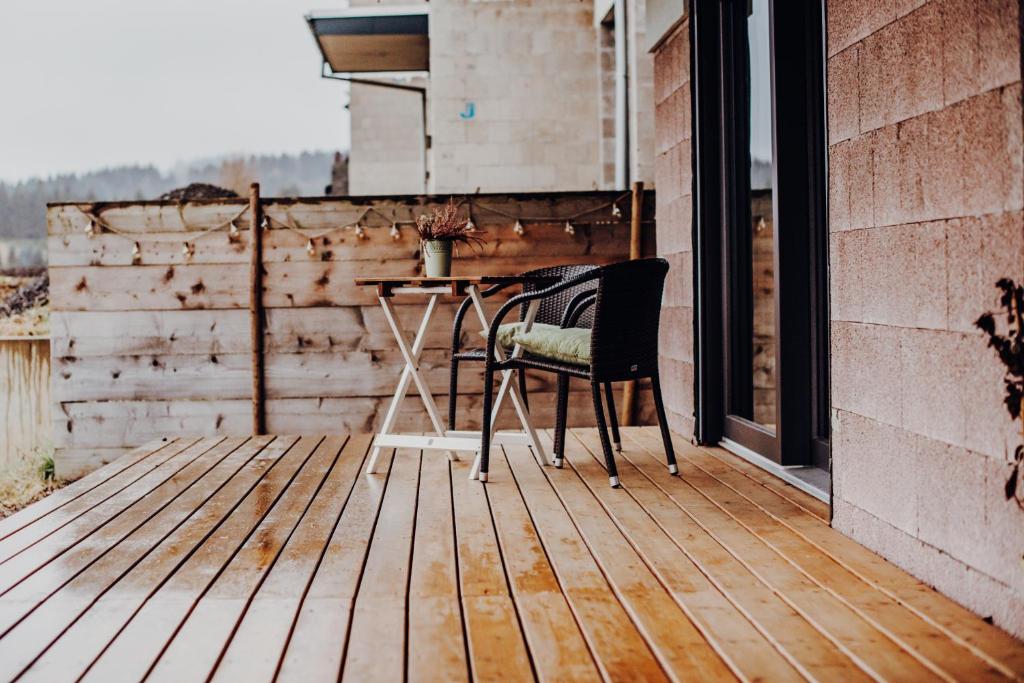 einen Stuhl auf einer Terrasse mit einem Tisch in der Unterkunft Ferienwohnung Karussell in Siebenbach