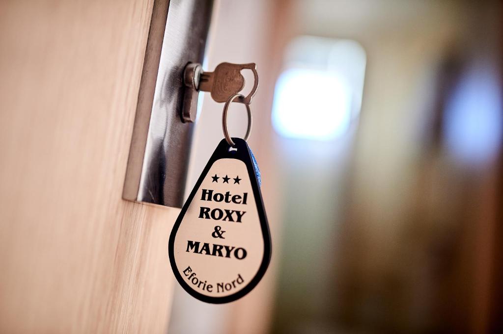 Sertifikāts, apbalvojums, norāde vai cits dokuments, kas ir izstādīts apskatei naktsmītnē Hotel Roxy & Maryo- Restaurant -Terasa- Loc de joaca pentru copii -Parcare gratuita