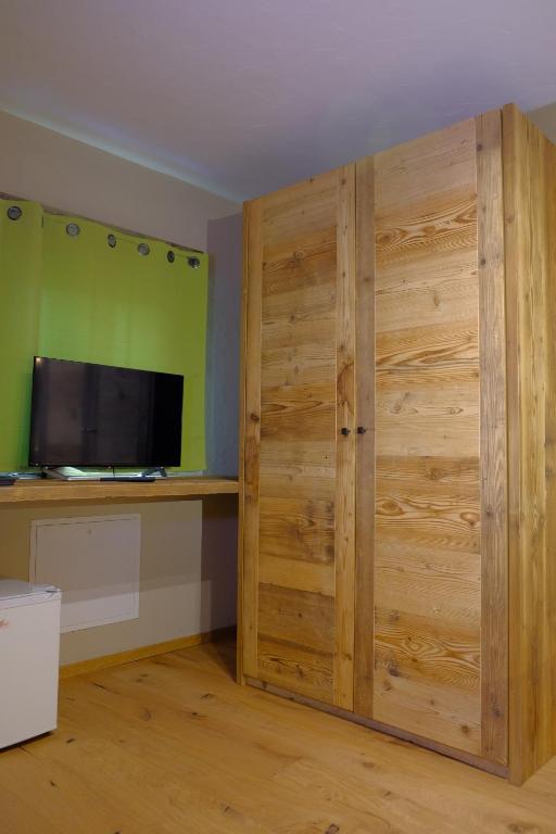 TV a/nebo společenská místnost v ubytování Arlette Chambres d'Hôtes