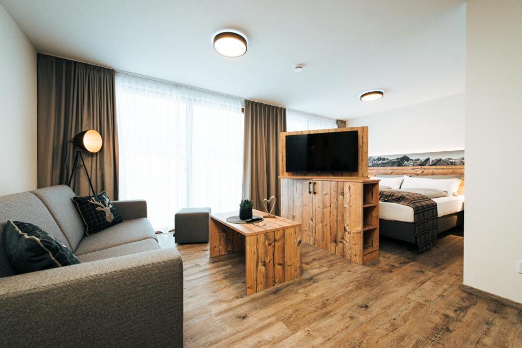 TV a/nebo společenská místnost v ubytování Living Mountain Tannheim