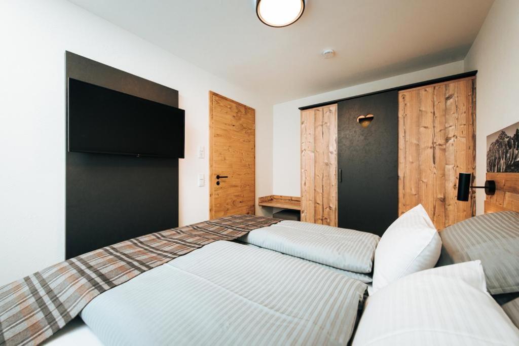 Postel nebo postele na pokoji v ubytování Living Mountain Tannheim