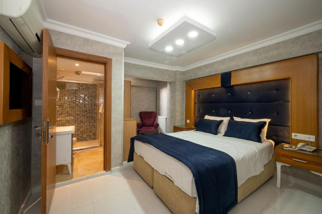 ein Schlafzimmer mit großem Bett und Fenster in der Unterkunft Tamara Residence Hotel İstanbul in Istanbul