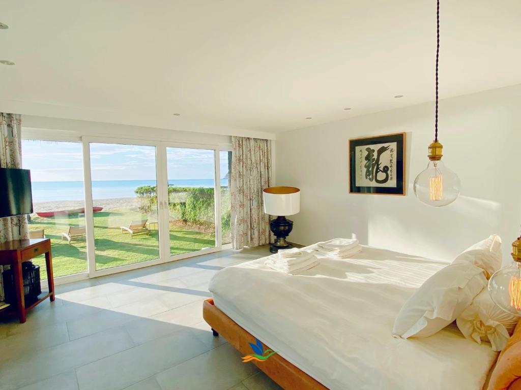 Postelja oz. postelje v sobi nastanitve Absolute Beachfront Pool Villa