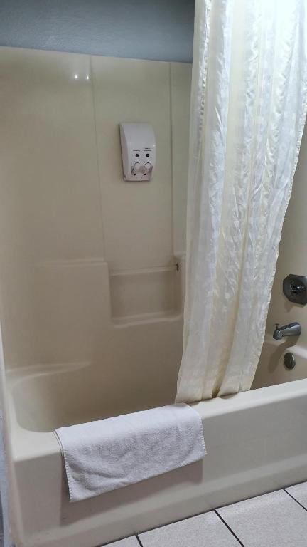 Ein Badezimmer in der Unterkunft South Padre Island Inn