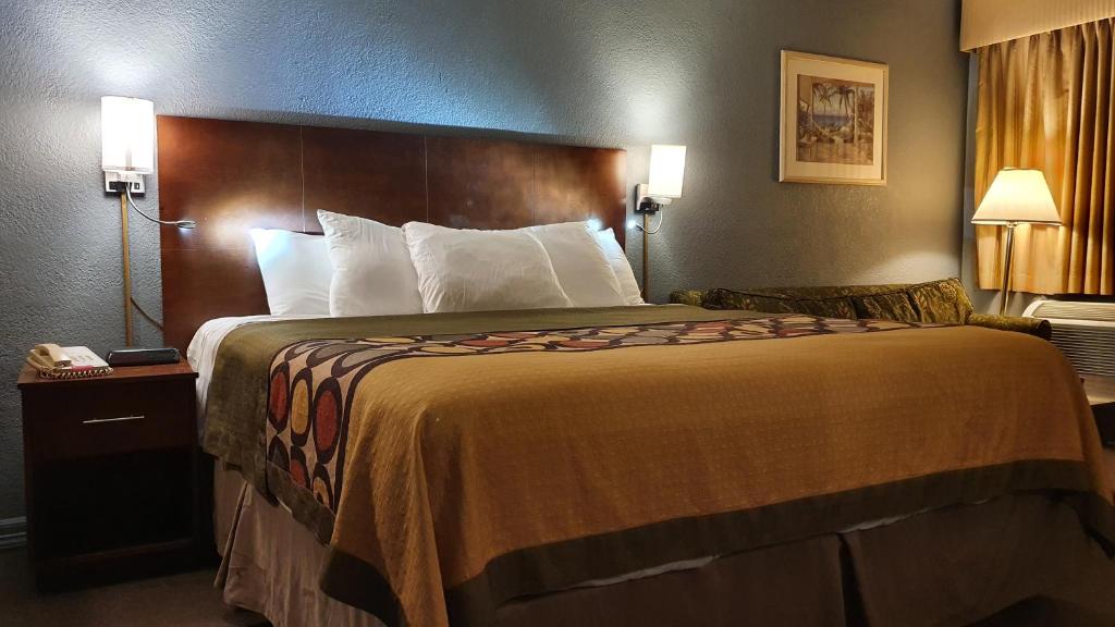 ein Hotelzimmer mit einem großen Bett in einem Zimmer in der Unterkunft South Padre Island Inn in South Padre Island