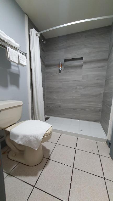 Ein Badezimmer in der Unterkunft South Padre Island Inn