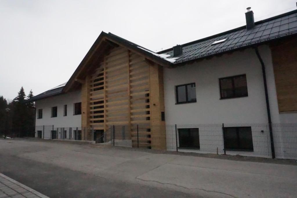Budova, kde se aparthotel nachází