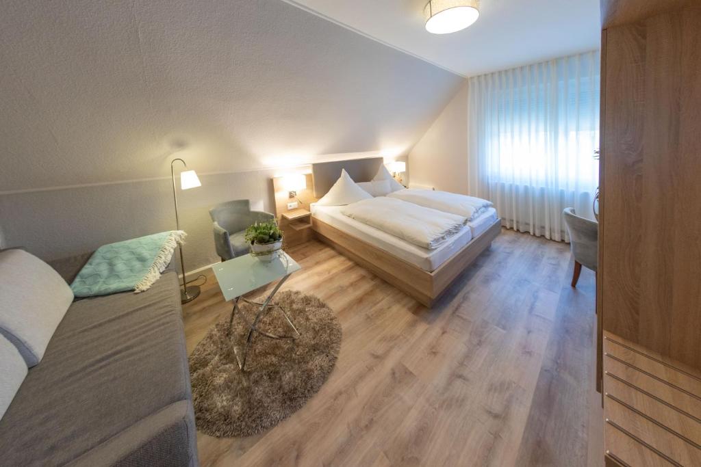 Ένα ή περισσότερα κρεβάτια σε δωμάτιο στο Hotel Zum kühlen Grunde