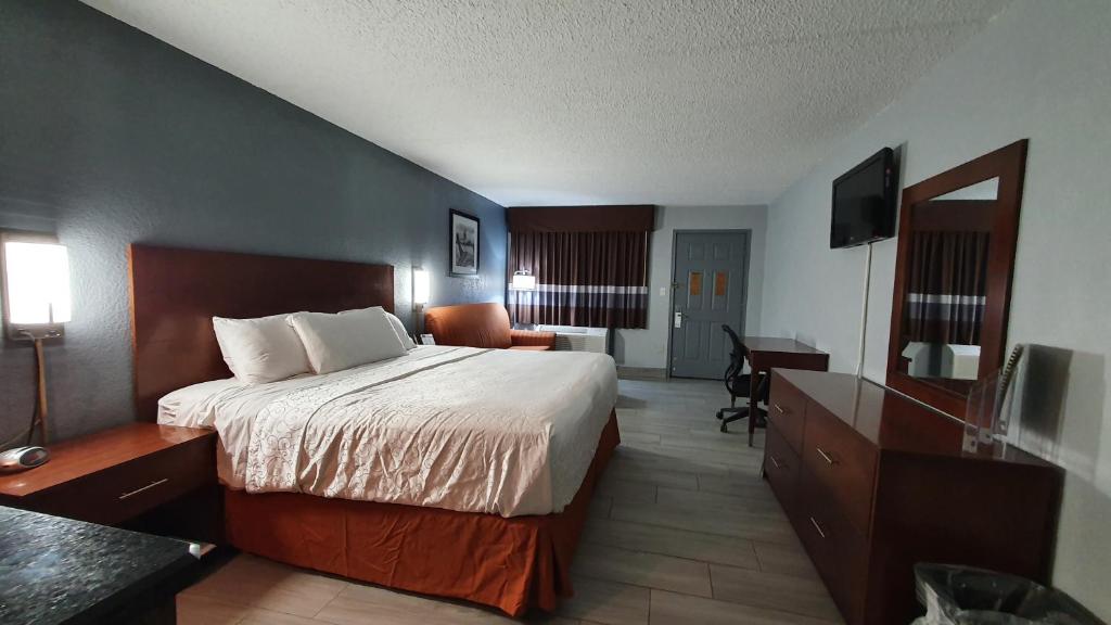 Ein Bett oder Betten in einem Zimmer der Unterkunft South Padre Island Inn