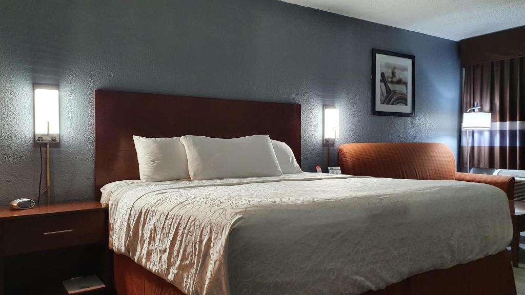 Ein Bett oder Betten in einem Zimmer der Unterkunft South Padre Island Inn