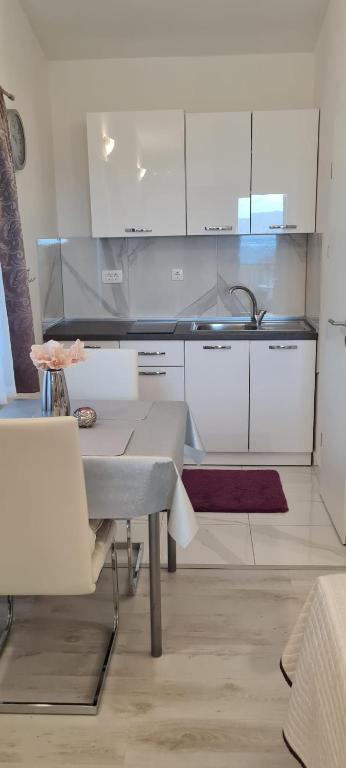 Kuchyňa alebo kuchynka v ubytovaní Beautyful sea view 6 luxury studio Danijela