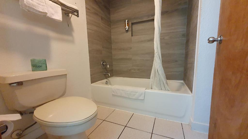 Ein Badezimmer in der Unterkunft South Padre Island Inn