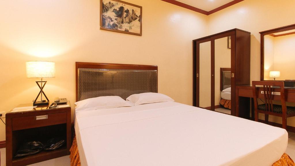 Postel nebo postele na pokoji v ubytování Peace Hotel by RedDoorz