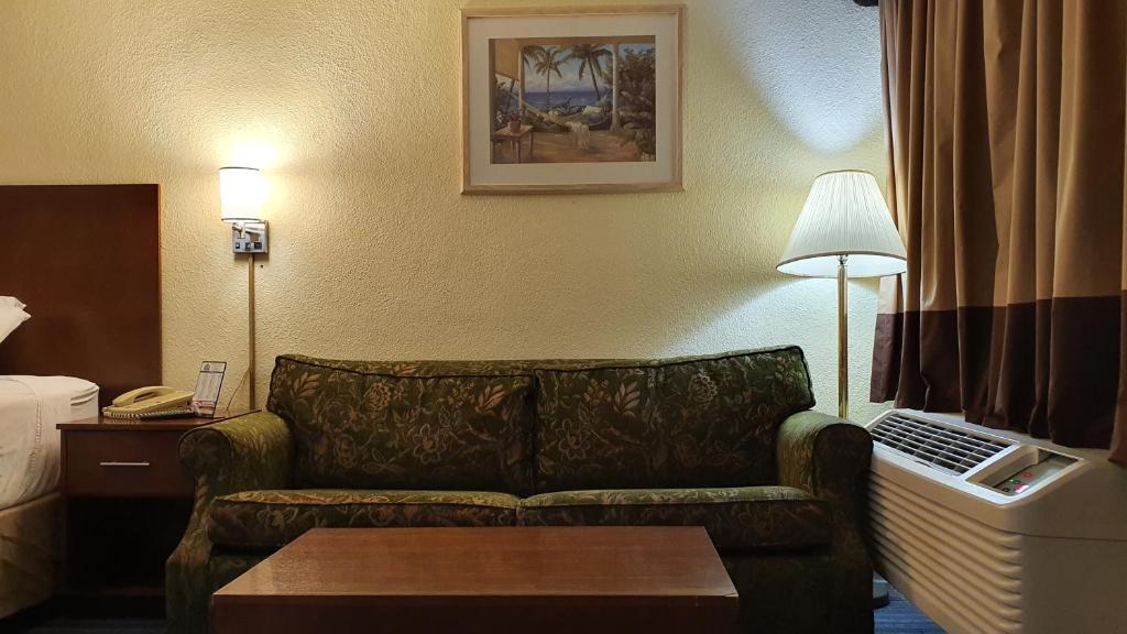 Ein Sitzbereich in der Unterkunft South Padre Island Inn