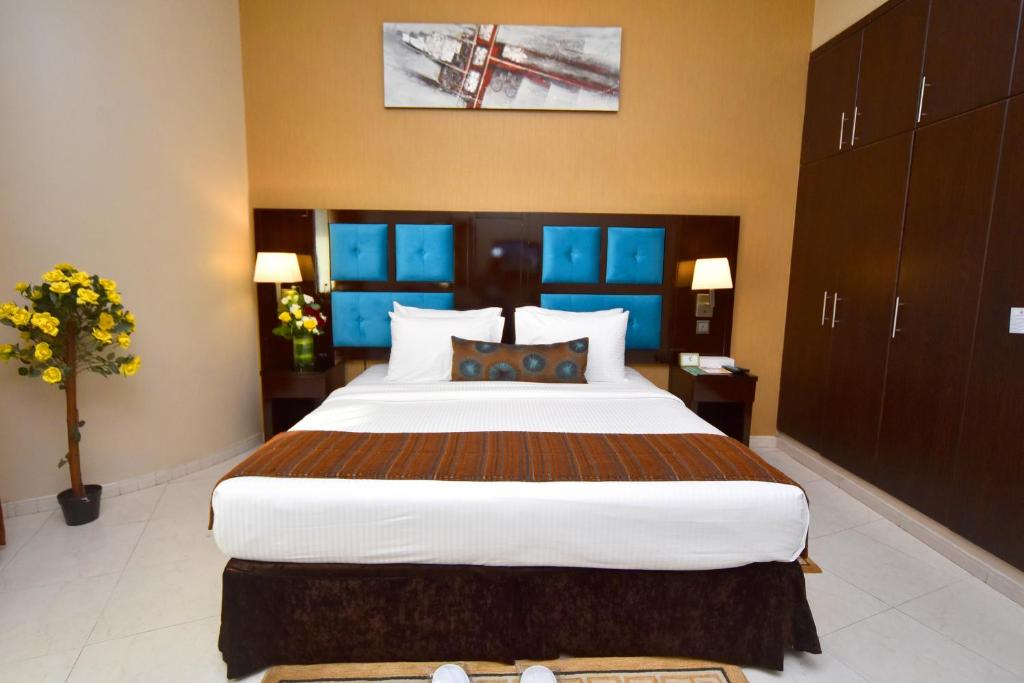 a bedroom with a large bed in a room at Emirates Stars Hotel Apartments Dubai in Dubai