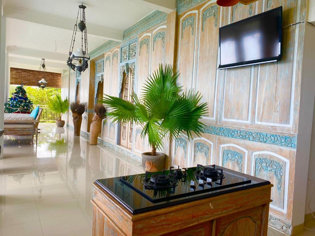 un soggiorno con TV a parete di Sing Sing Resort Lovina a Lovina