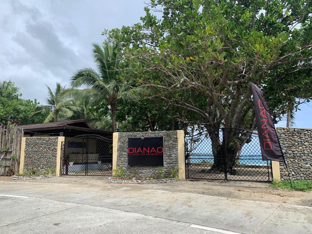 DIANAO BEACH CLUB AND RESORT في Dilasag: لوحة مكتوب عليها ديماراما على السياج