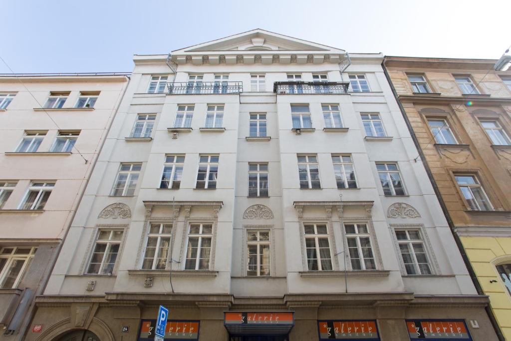 プラハにあるModern Quiet Apt next to Wenceslas Square - VSの通りに面した白い建物