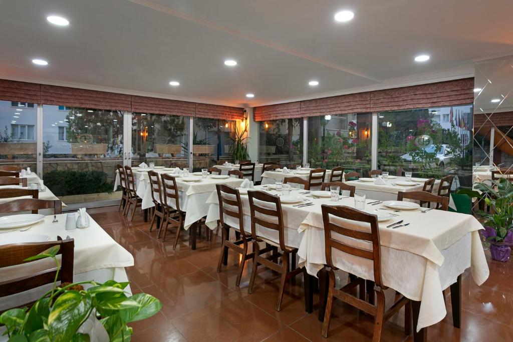Restaurace v ubytování Lara Dinc Hotel