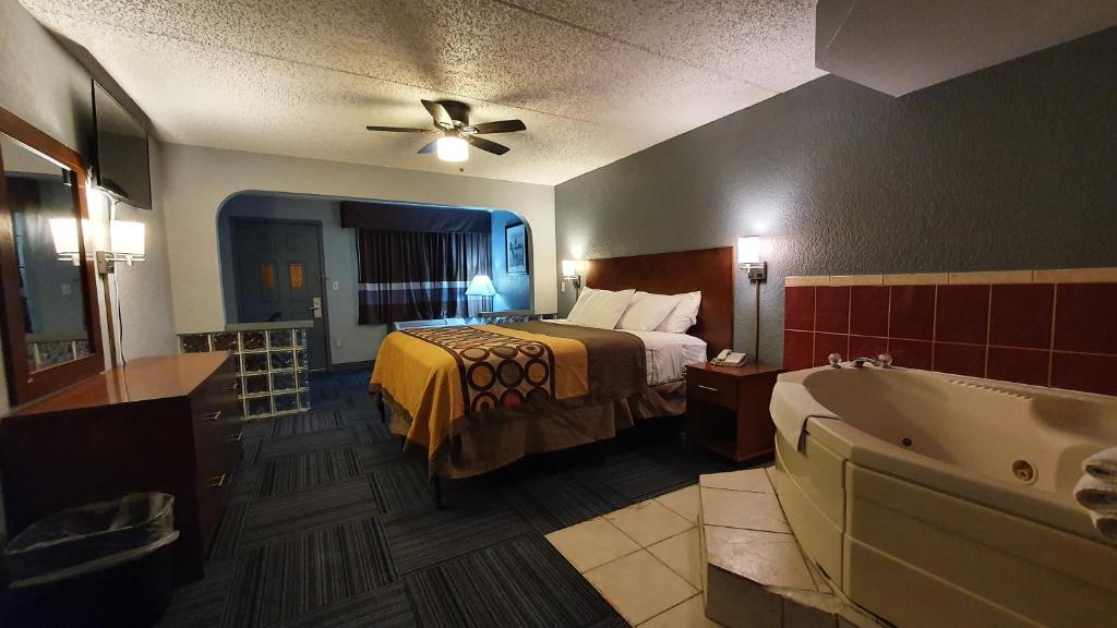 Postel nebo postele na pokoji v ubytování South Padre Island Inn
