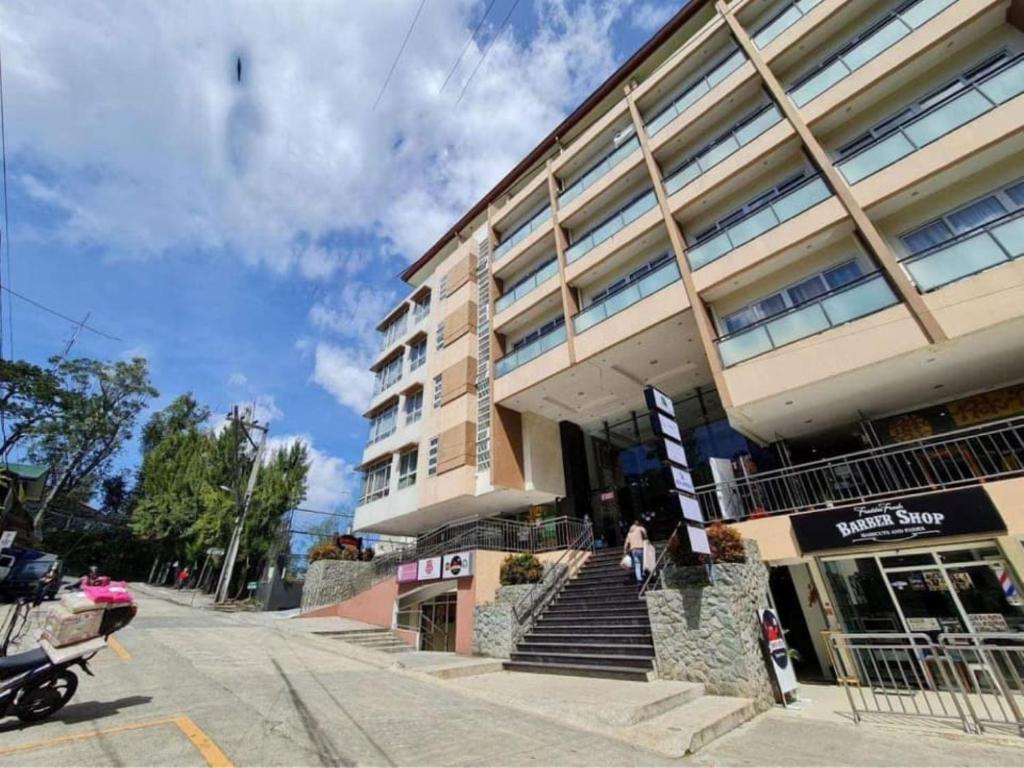 un gran edificio con escaleras fuera de él en Megatower Residence shortwalk2 SM BAGUIO BURNHAM, en Baguio