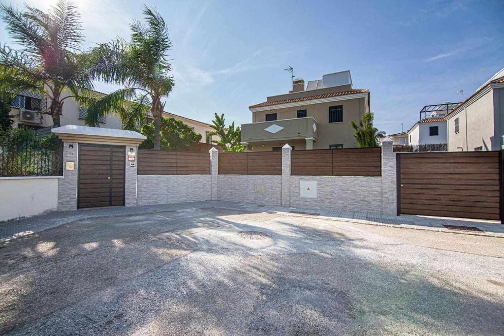 Modern beach villa with parking and private pool - Villa De Dos Dormitorios
