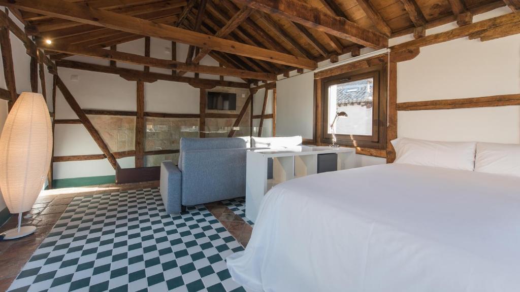 Postel nebo postele na pokoji v ubytování La Casa de la Tuerta by Toledo AP