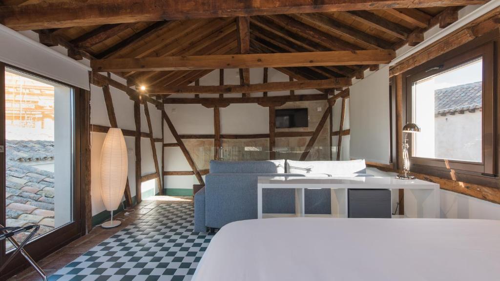 Postel nebo postele na pokoji v ubytování La Casa de la Tuerta by Toledo AP