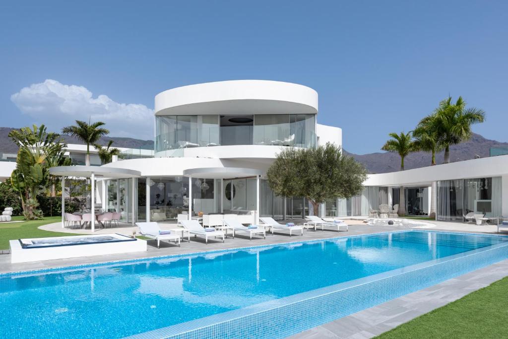 une image d'une villa avec une piscine dans l'établissement Villa Equilibrium Costa Adeje, à Adeje