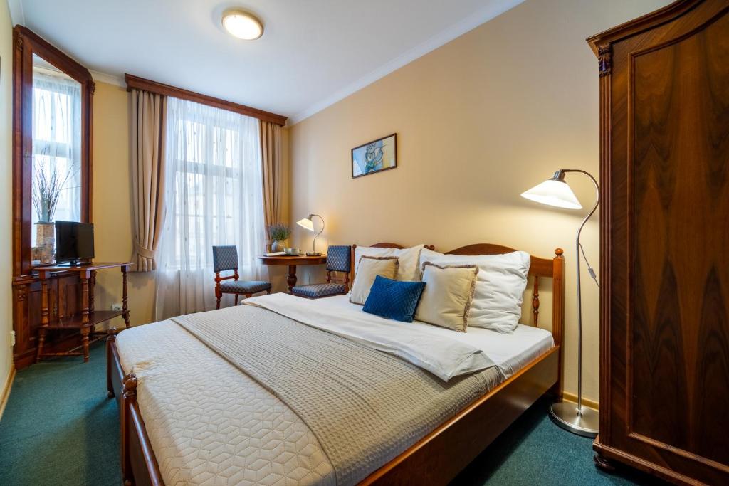 Pokój hotelowy z łóżkiem i biurkiem w obiekcie Hotel Garni Na Havlíčku w mieście Kutná Hora