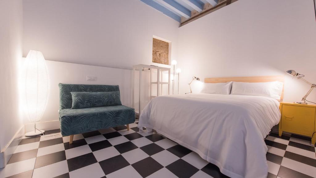 Postel nebo postele na pokoji v ubytování La Casa de la Tuerta by Toledo AP