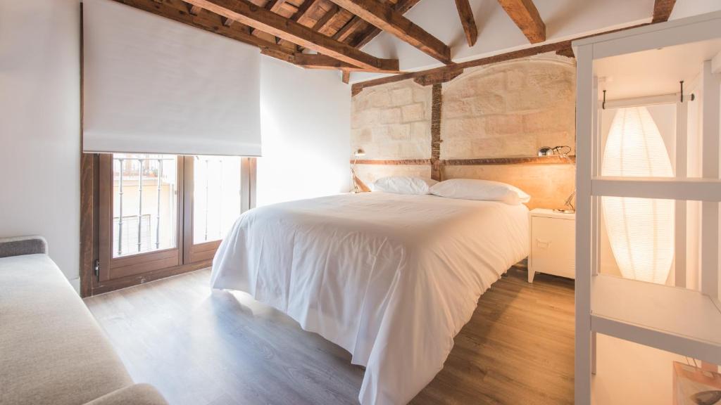 Postel nebo postele na pokoji v ubytování La Casa de la Tuerta by Toledo AP