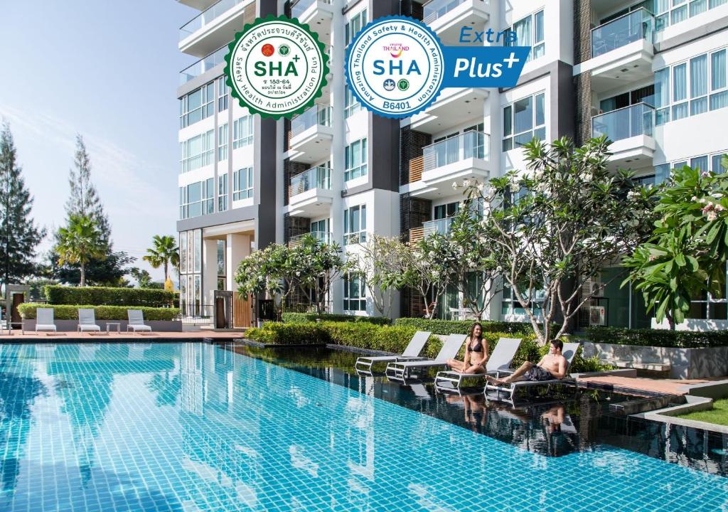 華欣的住宿－First Choice Grand Suites Sha Plus Extra，新加坡沙希酒店的一个游泳池